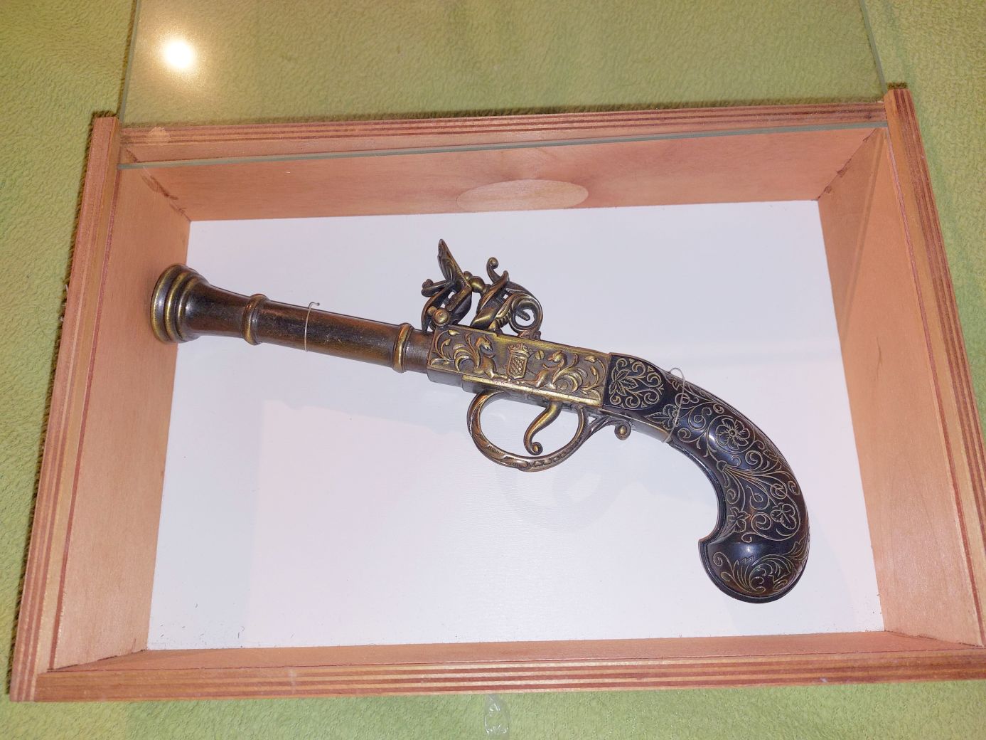 Eladó Antik jellegű kovás pisztoly párbalypisztoly replika falra akasztható tárolódobozban