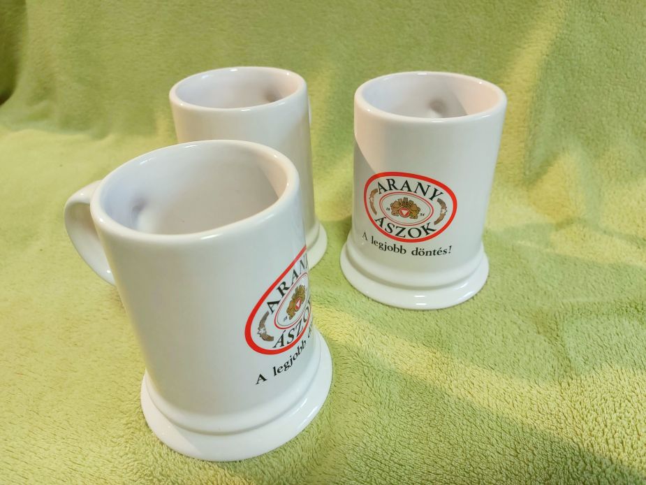 Eladó 3 darab új porcelán Arany Ászok söröskorsó