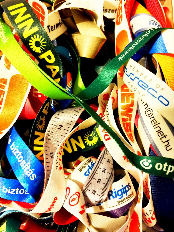 Eladó vegyes nyakpántok, nyakbaakasztók