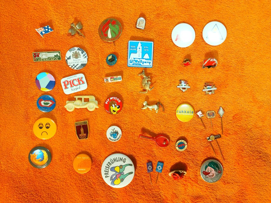 Eladó 40 darab vegyes kitűző dekoráció gyűjtemény célra