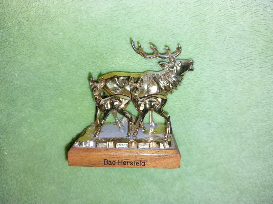 Eladó Exkluzív 24K Aranyozott Szarvascsalád Szobor – Prémium Vadászati Dísztárgy