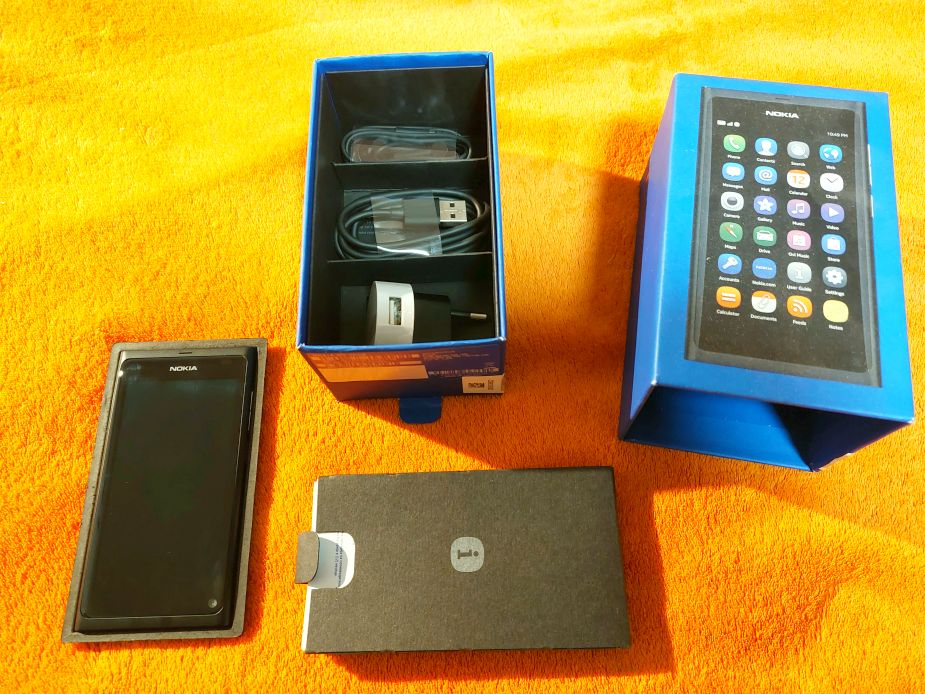 Eladó Nokia N9 16GB fekete Windows Phone mobiltelefon (nem működik)