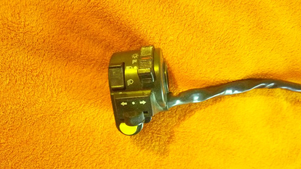 Eladó ÚJ Univerzális Motoros Bal Oldali Kormánykapcsoló – Akciós Ár!