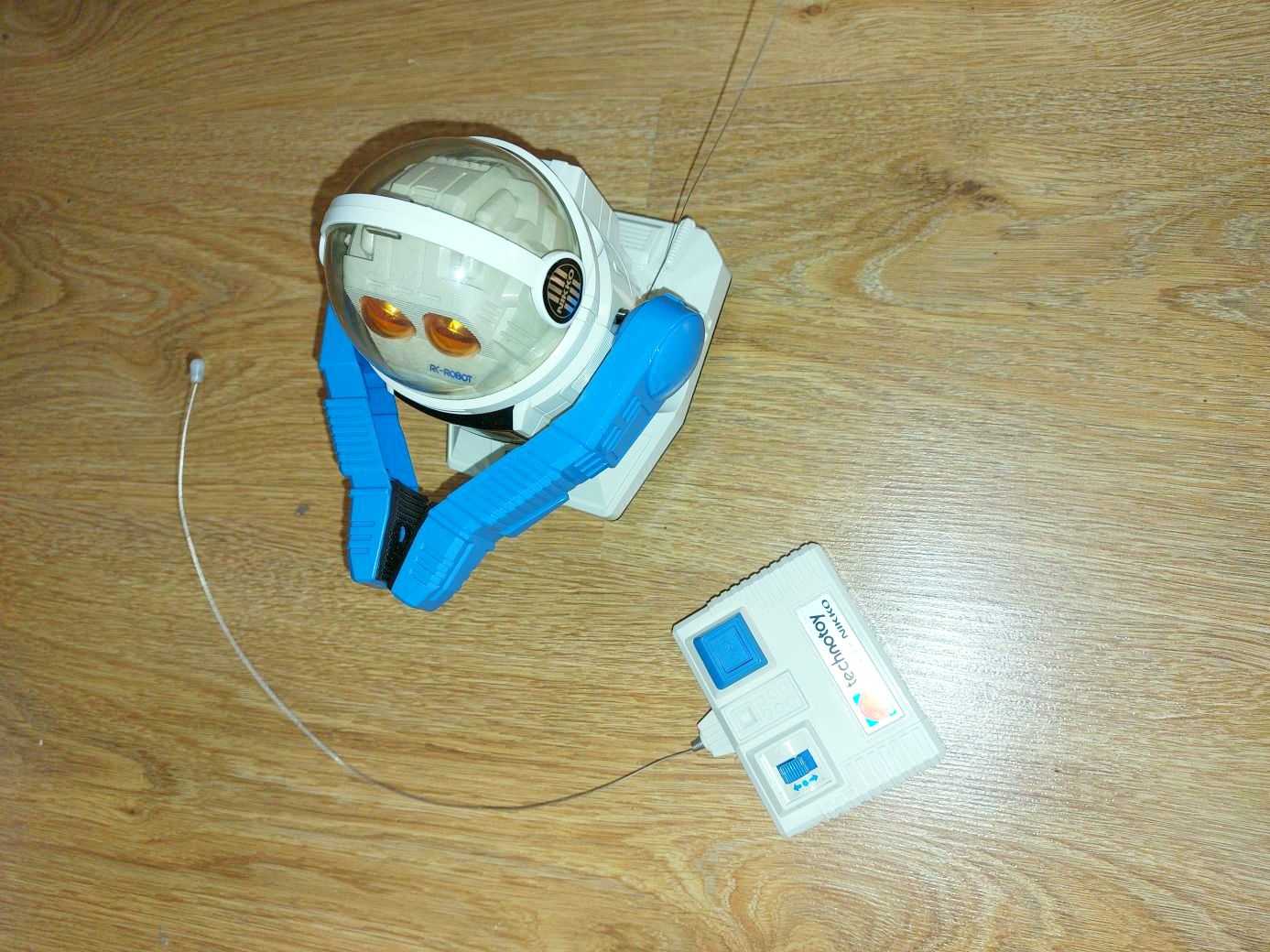 Eladó Vintage távirányítós Nikko Robby-Robot (1985) – Retró RC Robot Eredeti Dobozban