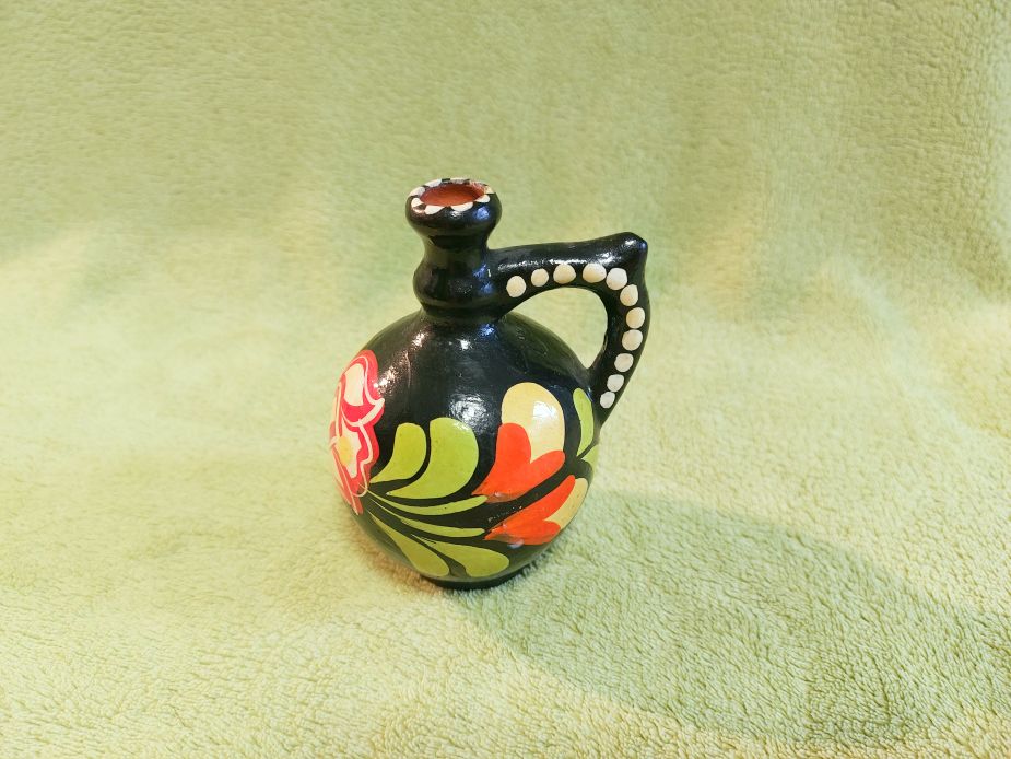 Eladó Retró Magyar Népi Kerámia Kancsó – Kézzel Festett Virágmintás Dísztárgy (12 cm)